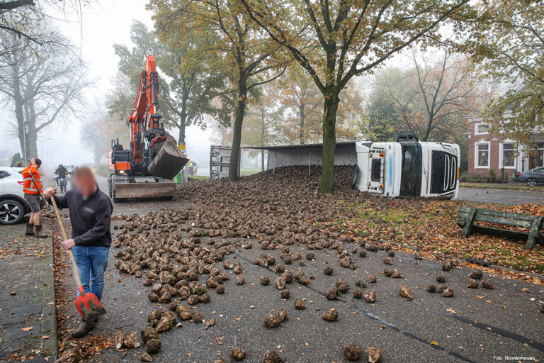 Vrachtwagen met suikerbieten gekanteld in Sappemeer