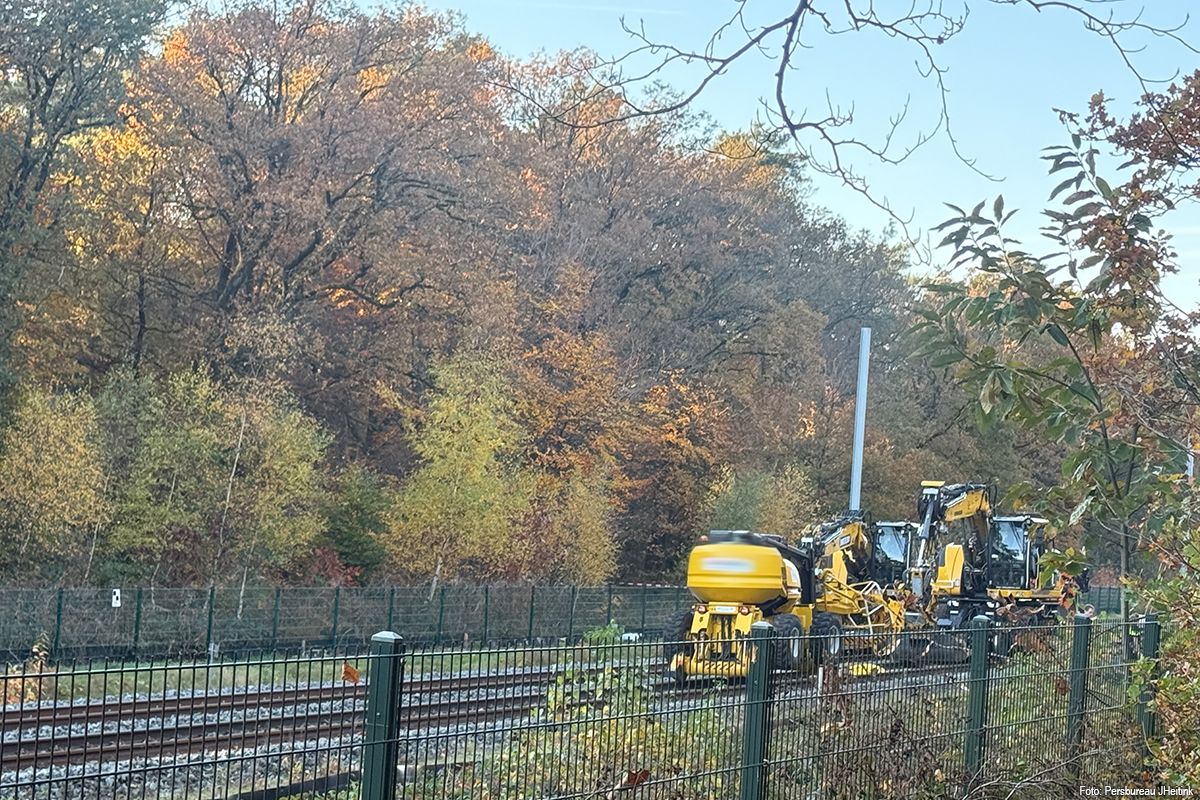 Dode door aanrijding met graafmachines op spoor bij Groesbeek