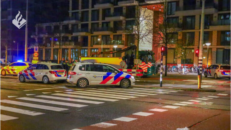 Verdachte verstopt zich in laadbak vrachtwagen na steekincident in Amsterdam