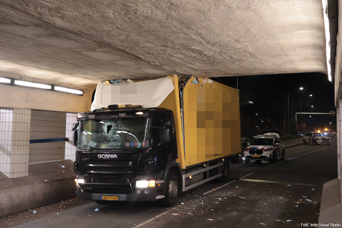 Vrachtwagen klem gereden onder tunnel in Hilversum [+foto’s]