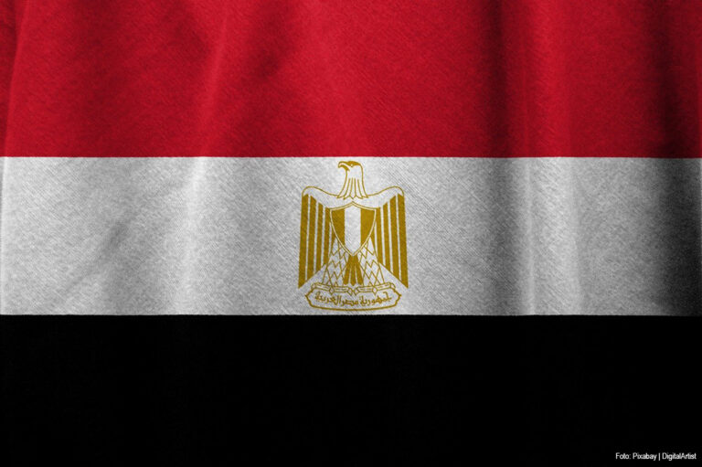 Doden en gewonden bij aanrijding vrachtwagen en tourbus in Egypte [+foto’s]