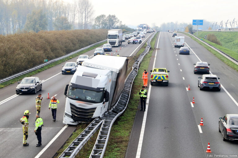 Vrachtwagen botst tegen vangrail na verliezen wiel op A15 bij Wadenoijen
