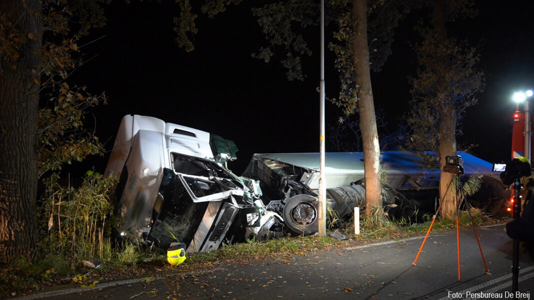 Vrachtwagen in sloot