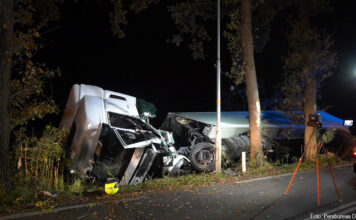 Vrachtwagen in sloot