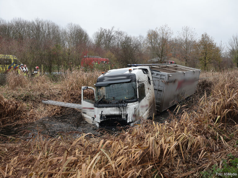 Vrachtwagen belandt in sloot langs N305 bij Zeewolde [+foto’s]