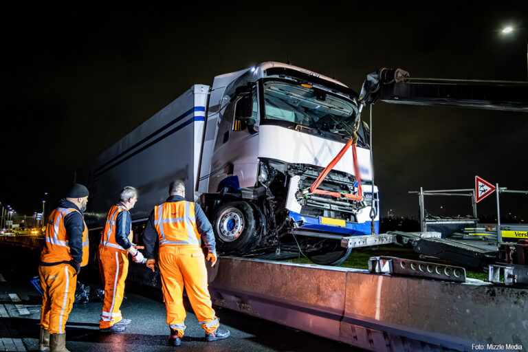 Vrachtwagenchauffeur raakt onwel en belandt op vangrail bij Schiphol-Rijk