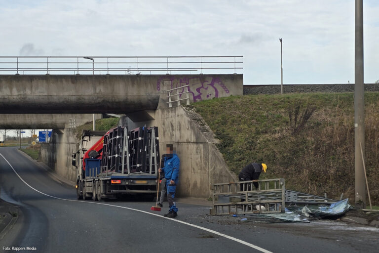 Vrachtwagen verliest bok met glasplaten, weg bezaaid met glas