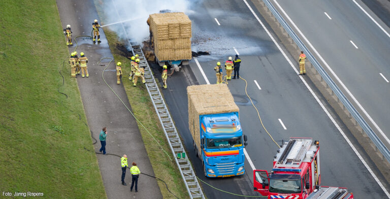 Vrachtwagen aanhanger met stro in de brand op Afsluitdijk