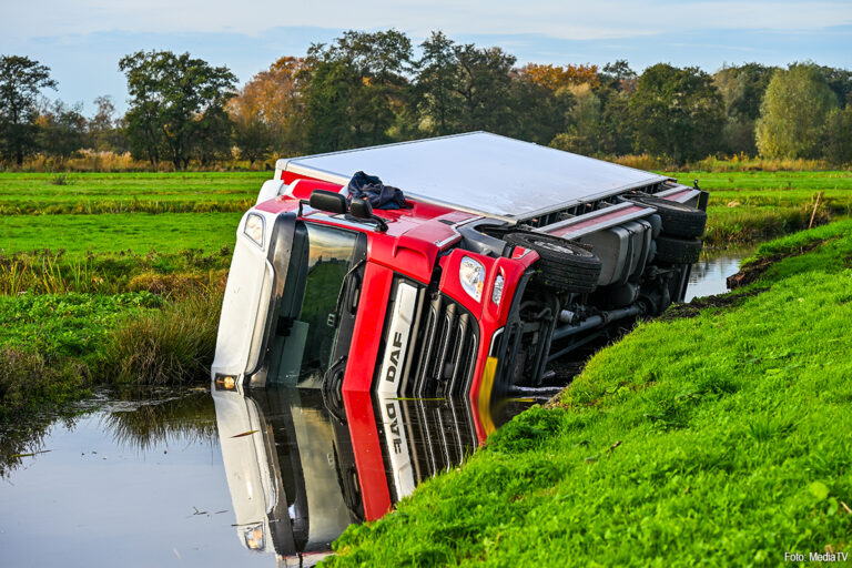 (Les)vrachtwagen te water langs N207 [+foto’s]