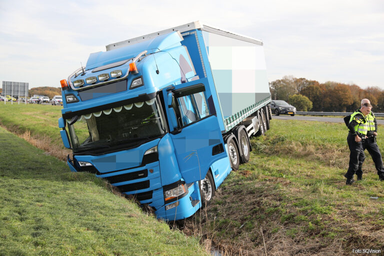 Vrachtwagen van de weg geraakt langs A4
