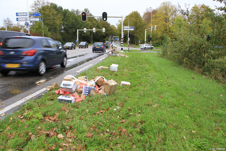 Vrachtwagen verliest rolcontainers met diepvriesartikelen op N292 [+foto’s]