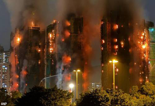 Woontorens Hongkong in brand, meerdere doden [+video]