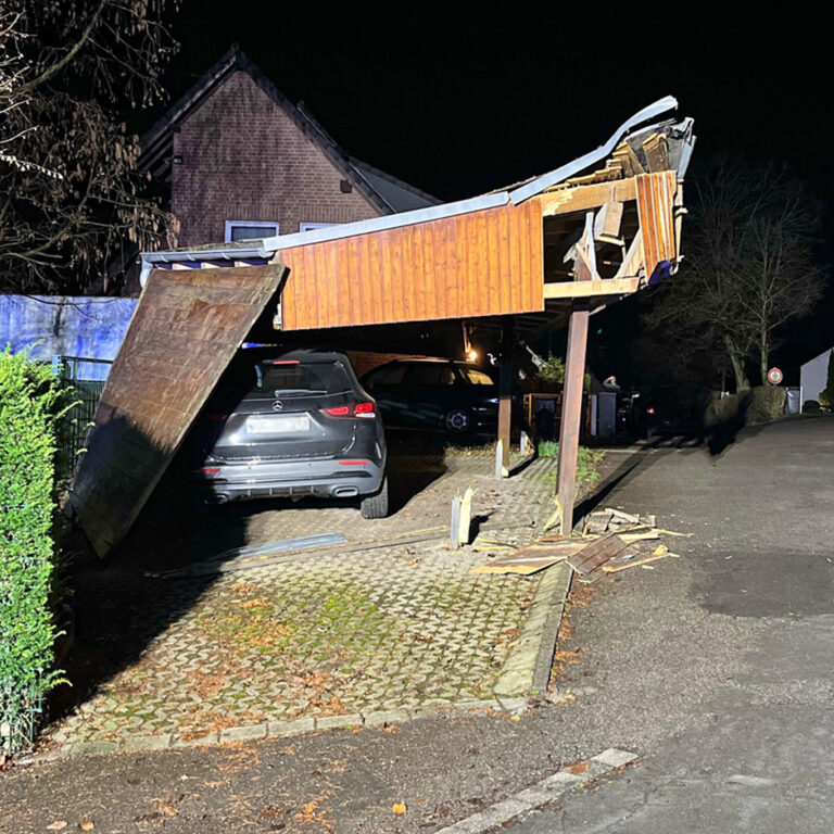 Vrachtwagen ramt carport en rijdt door: schade circa 40.000 euro