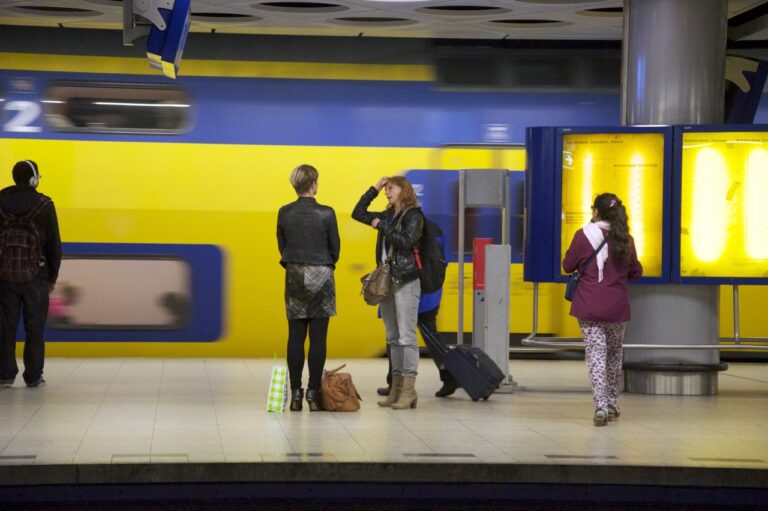 Minder treinen van 15 november tot 7 december rond Schiphol Airport door groot onderhoud aan het spoor