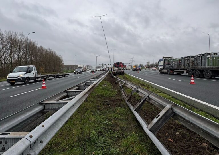 Vrachtwagen rijdt vangrail en lichtmast omver op A27: rijstroken dicht en omleidingen ingesteld [+foto’s]