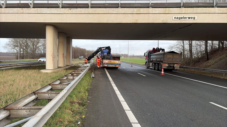 A6 bij Emmeloord weer open na gekantelde oplegger met tankcontainer