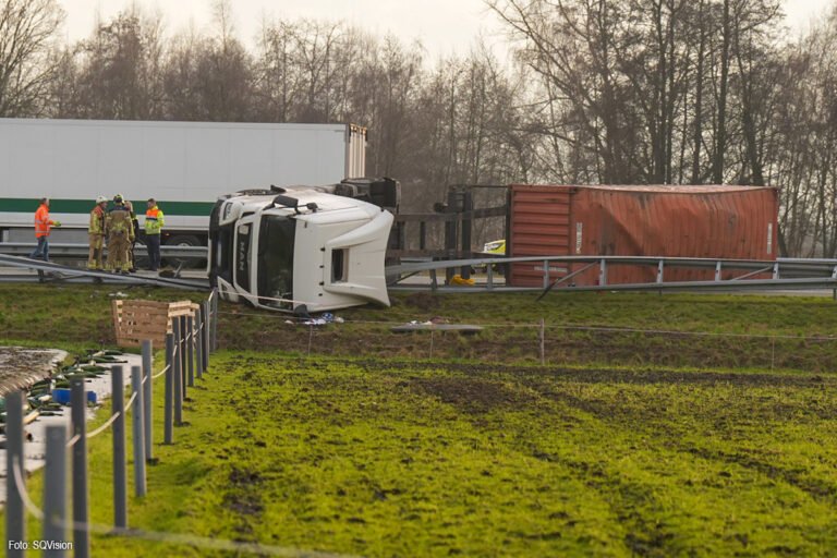 Vrachtwagen gekanteld op A67 bij Helenaveen, snelweg richting Eindhoven dicht [+foto’s]