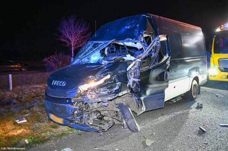 Bestelbus botst achterop vrachtwagen op A28 bij Hooghalen [+foto’s]