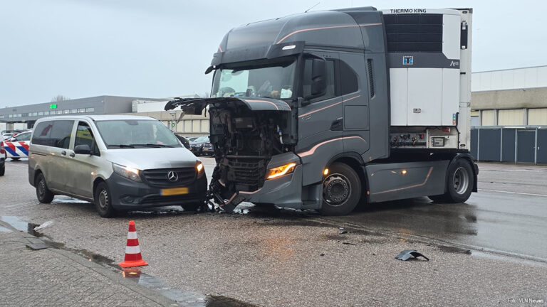 Vier gewonden bij botsing tussen bestelbus en vrachtwagen op terrein bloemenveiling De Kwakel