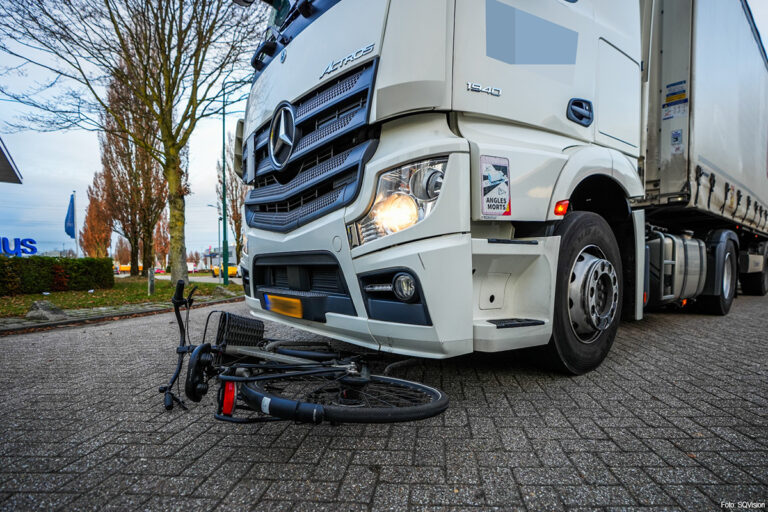 Minderjarig meisje gewond na aanrijding met vrachtwagen op Ekkersrijt in Son en Breugel