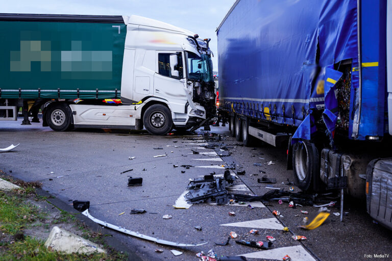 Twee vrachtwagens botsen op kruising in Rotterdamse haven, geen gewonden