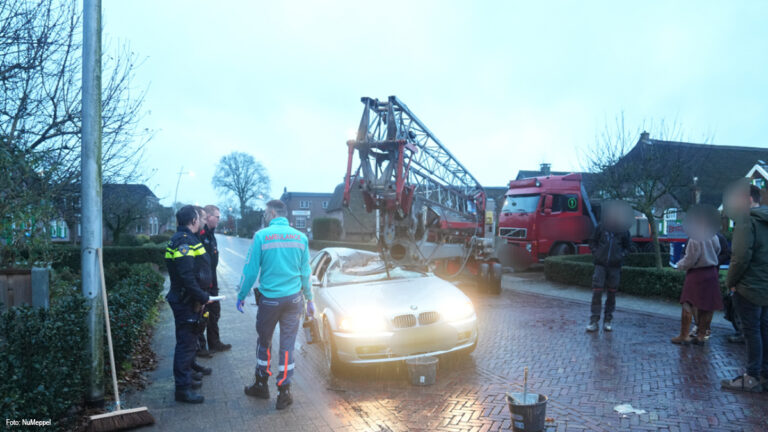 Aanrijding auto en bouwkraan in Staphorst