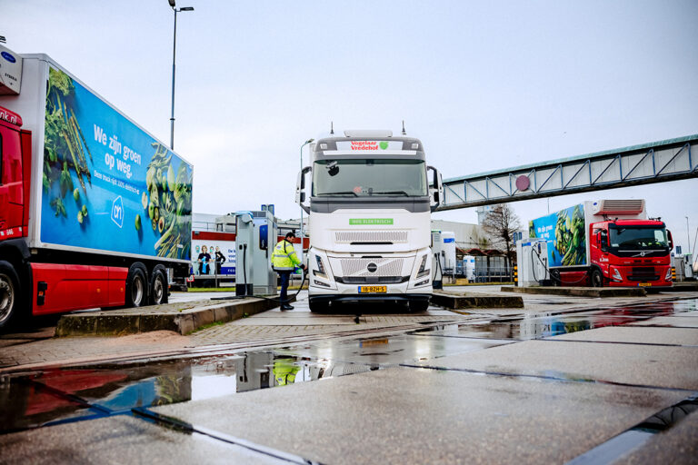 Albert Heijn stelt laadinfra distributiecentra open voor elektrische vrachtwagens van partners