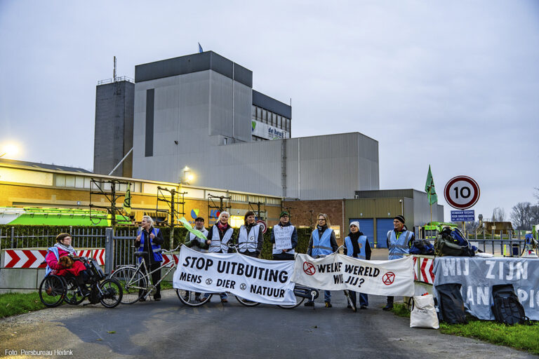 Extinction Rebellion blokkeert opnieuw diervoederfabriek De Heus in Ravenstein