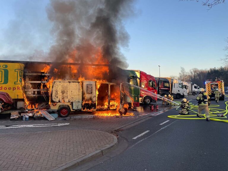 Brand in bestelbus slaat over op vrachtwagen op parkeerplaats langs Duitse A2 [+foto’s]