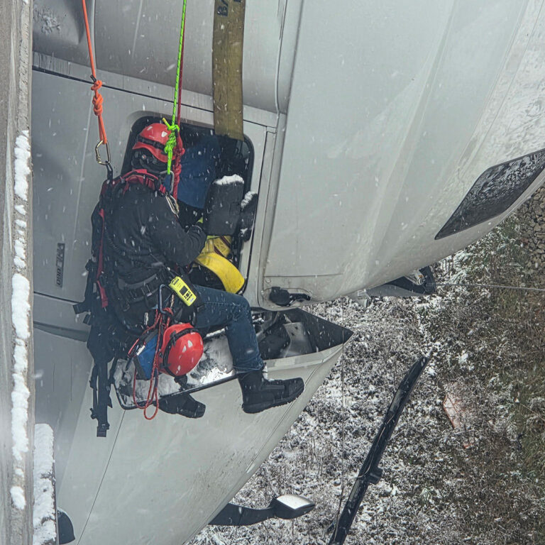 Chauffeur gered nadat cabine van vrachtwagen 27 meter boven de weg bungelt in VS [+foto’s &video]