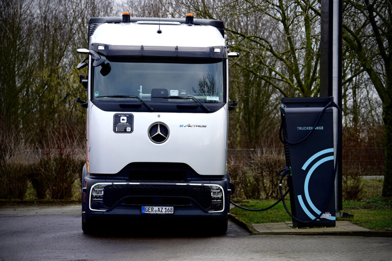 Daimler Truck start met semipubliek laadnetwerk voor elektrische trucks; eerste pilotbedrijven actief