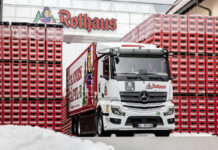Rothaus vervoert kerstboom uit Zwarte Woud emissievrij naar Brussel met Mercedes-Benz eActros 600