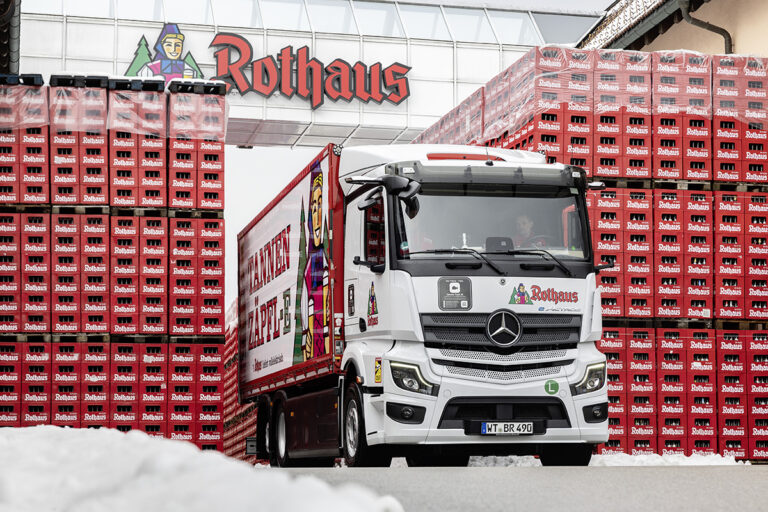 Rothaus vervoert kerstboom uit Zwarte Woud emissievrij naar Brussel met Mercedes-Benz eActros 600