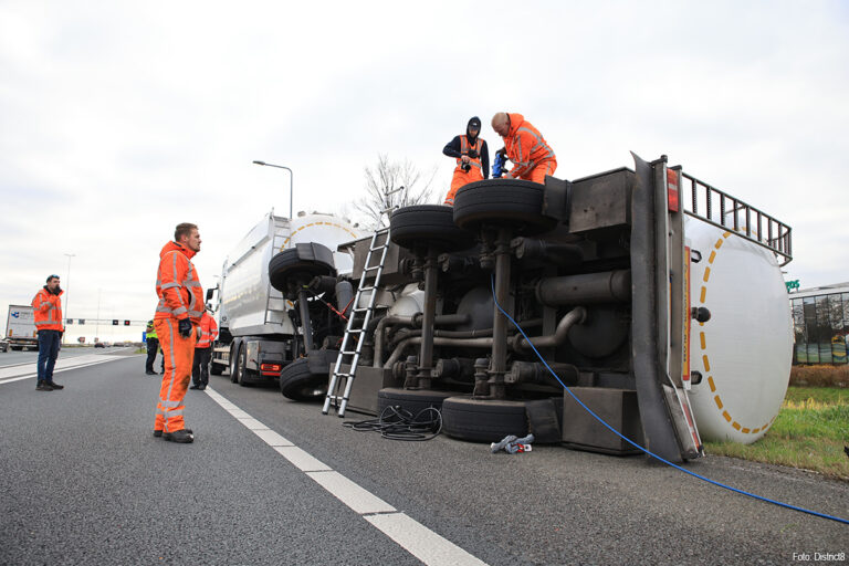 Vrachtwagen aanhanger kantelt op A20 bij Maasdijk
