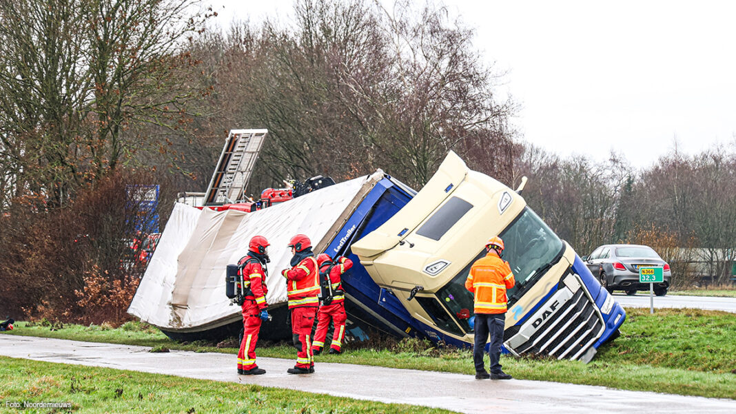 Gekantelde vrachtwagen N366