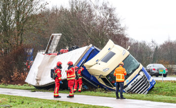 Gekantelde vrachtwagen N366