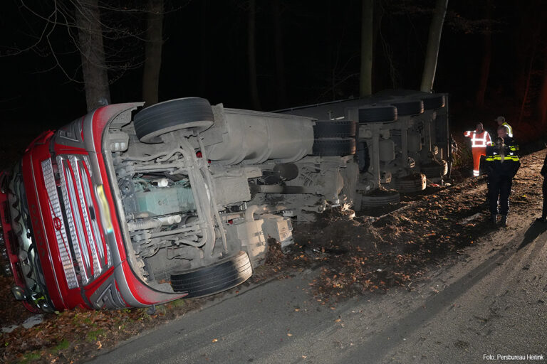 Vrachtwagen met melk kantelt in sloot in Voorst: weg urenlang afgesloten