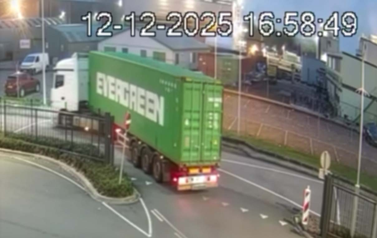 Containerchassis met geladen container gestolen uit Botlek Rotterdam [+foto’s]