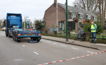 Fietsster zwaargewond bij ongeval met vrachtwagen in Grave