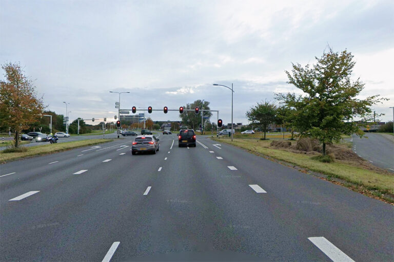 Nieuwe flitspalen moeten verkeersveiligheid op kruispunt N355 in Leeuwarden verbeteren