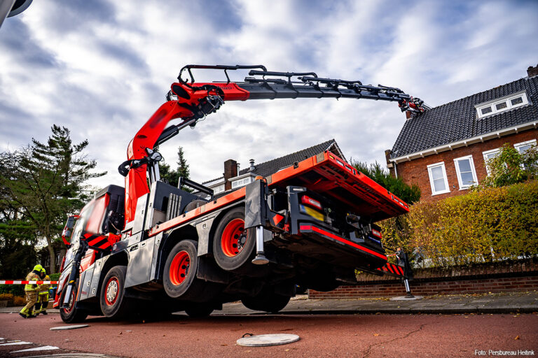 Vrachtwagen met kraan zakt weg in Nijmegen: dak woning beschadigd, één lichtgewonde [+foto’s]