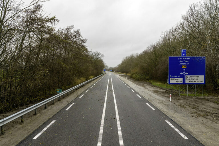 N99 weer open na groot onderhoud: lagere snelheid en nieuwe inrichting moeten weg veiliger maken