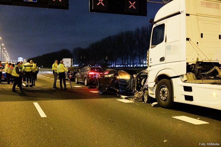 Zeven gewonden bij ongeluk met vrachtwagen en vijf auto’s op A15 [+foto’s]