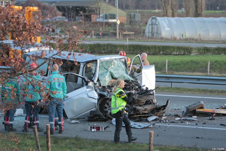 Dode bij ongeval tussen bestelbus en vrachtwagen op A73