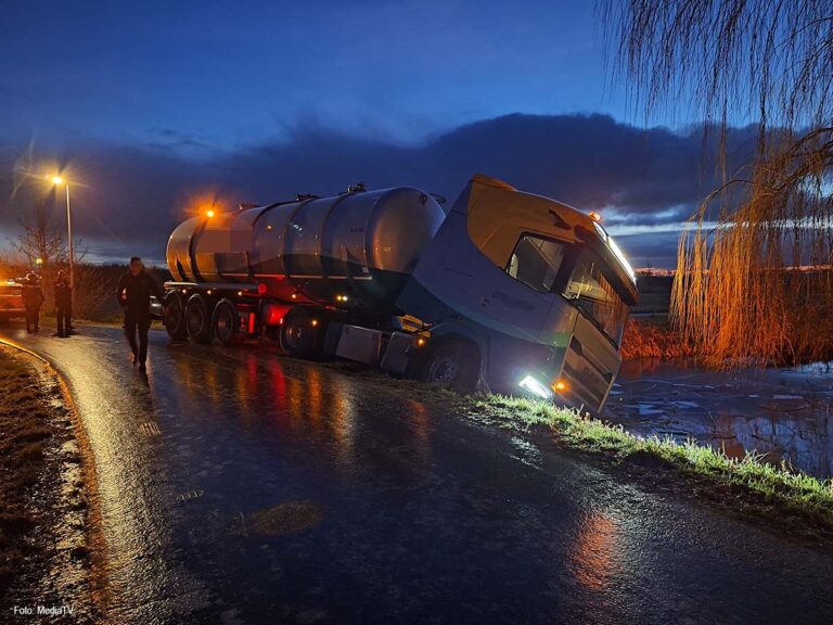 Vrachtwagen van de weg geraakt door gladheid in Alphen aan den Rijn