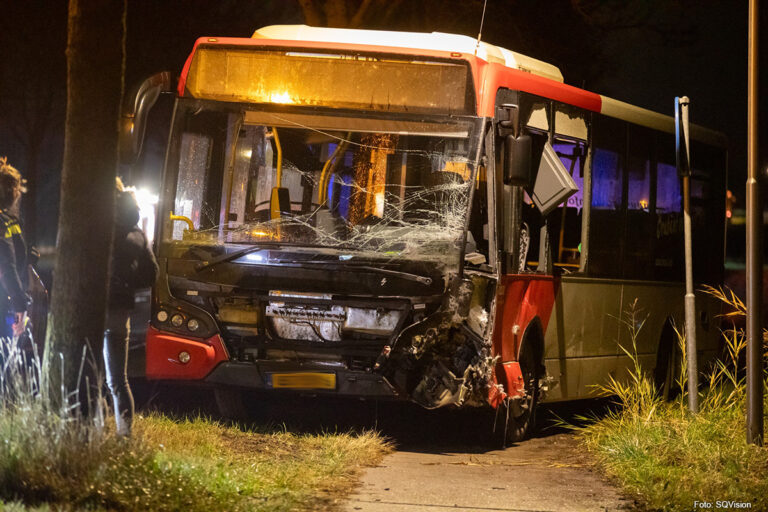 21-jarige vrouw overleden bij ernstig ongeval met stadsbus en auto in Steenbergen [+foto’s]