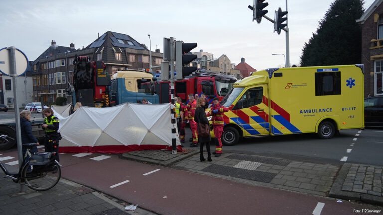 Scooterrijder gewond bij aanrijding met vrachtwagen in Groningen