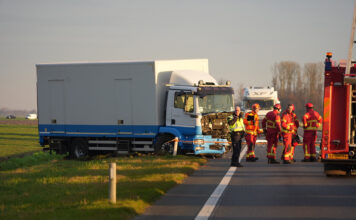 Zware frontale aanrijding tussen auto en vrachtwagen op N46 bij Huizinge Ongeval N46