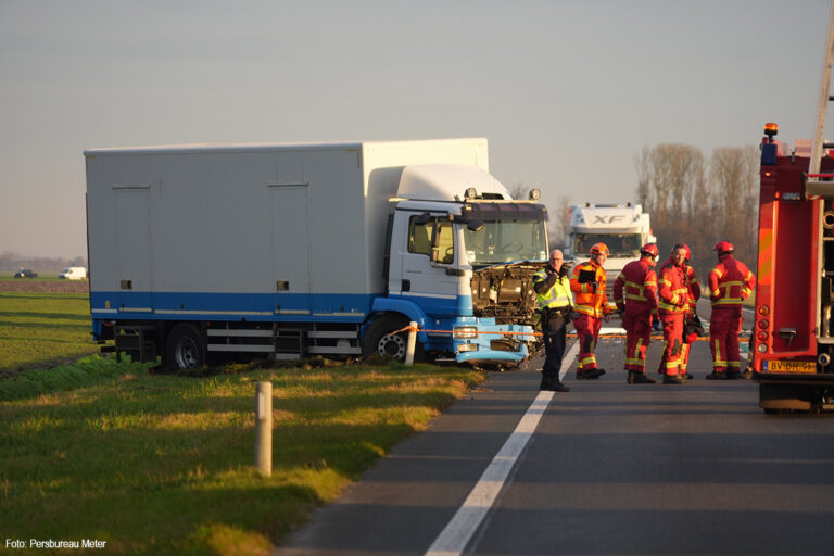 Dode na zware frontale aanrijding tussen auto en vrachtwagen op N46 bij Huizinge