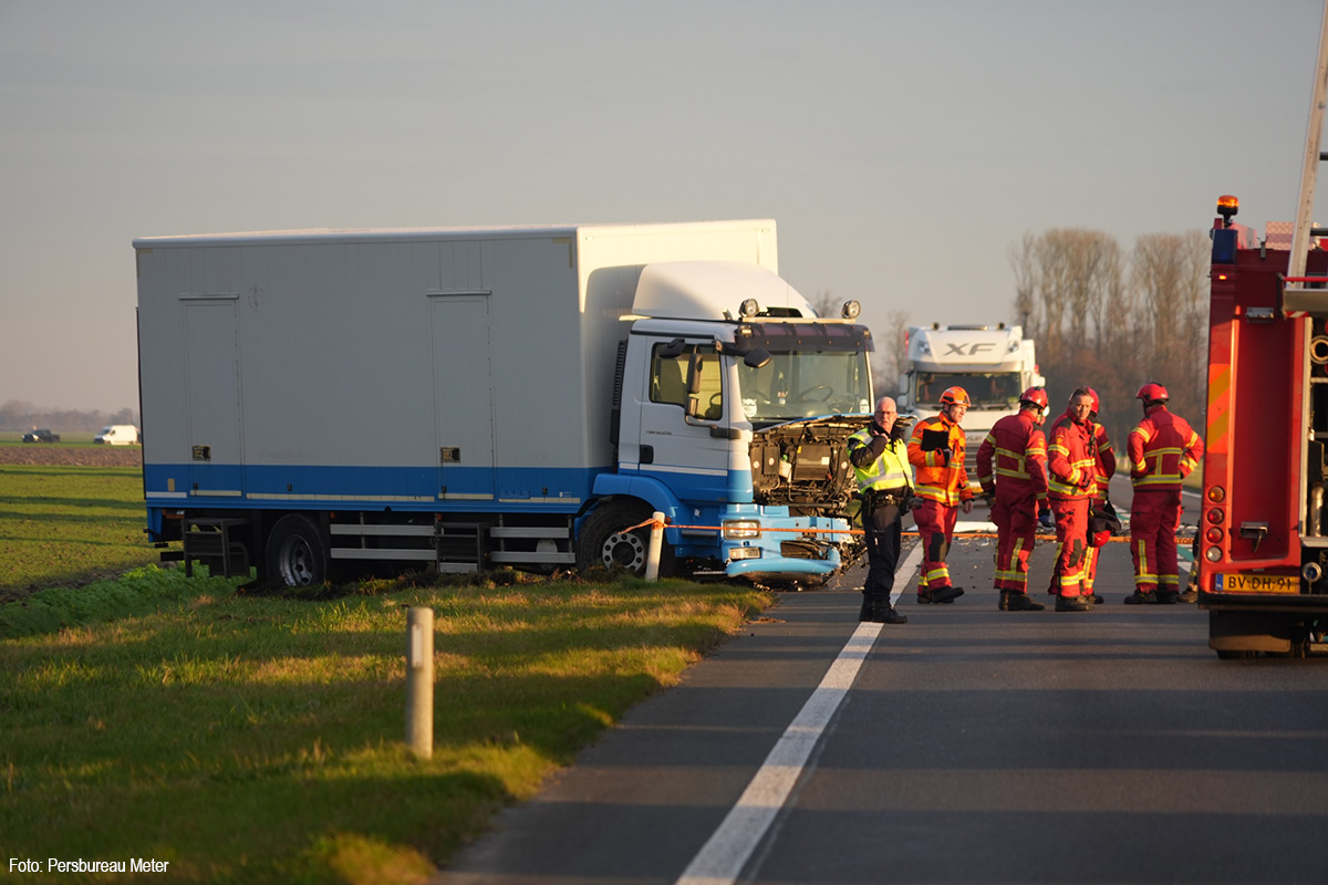 Zware frontale aanrijding tussen auto en vrachtwagen op N46 bij Huizinge